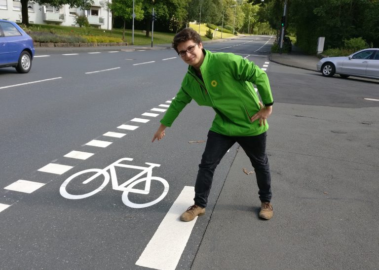 Erster Schutzstreifen für Radfahrer angebracht