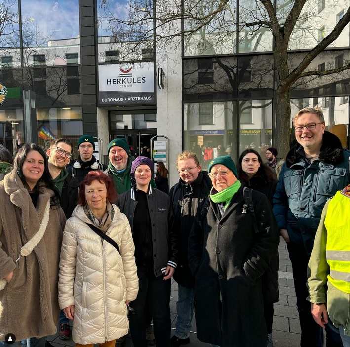 Demo „Demokratie Parcour mit Menschenkette“