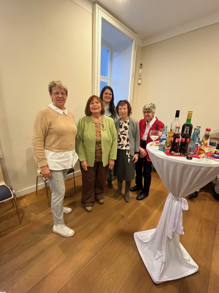 Auf der Verleihung des Bundesverdienstkreuzes für Bärbel Keiner