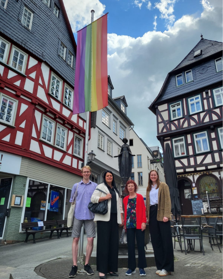 Hissung der Regenbogenfahne auf dem Eisenmarkt